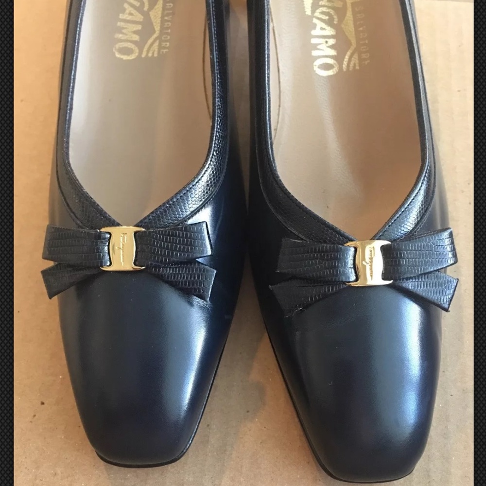 VINTAGE SALVATORE FERRAGAMO  BLACK LEATHER PUMPS - Picture 7 of 8